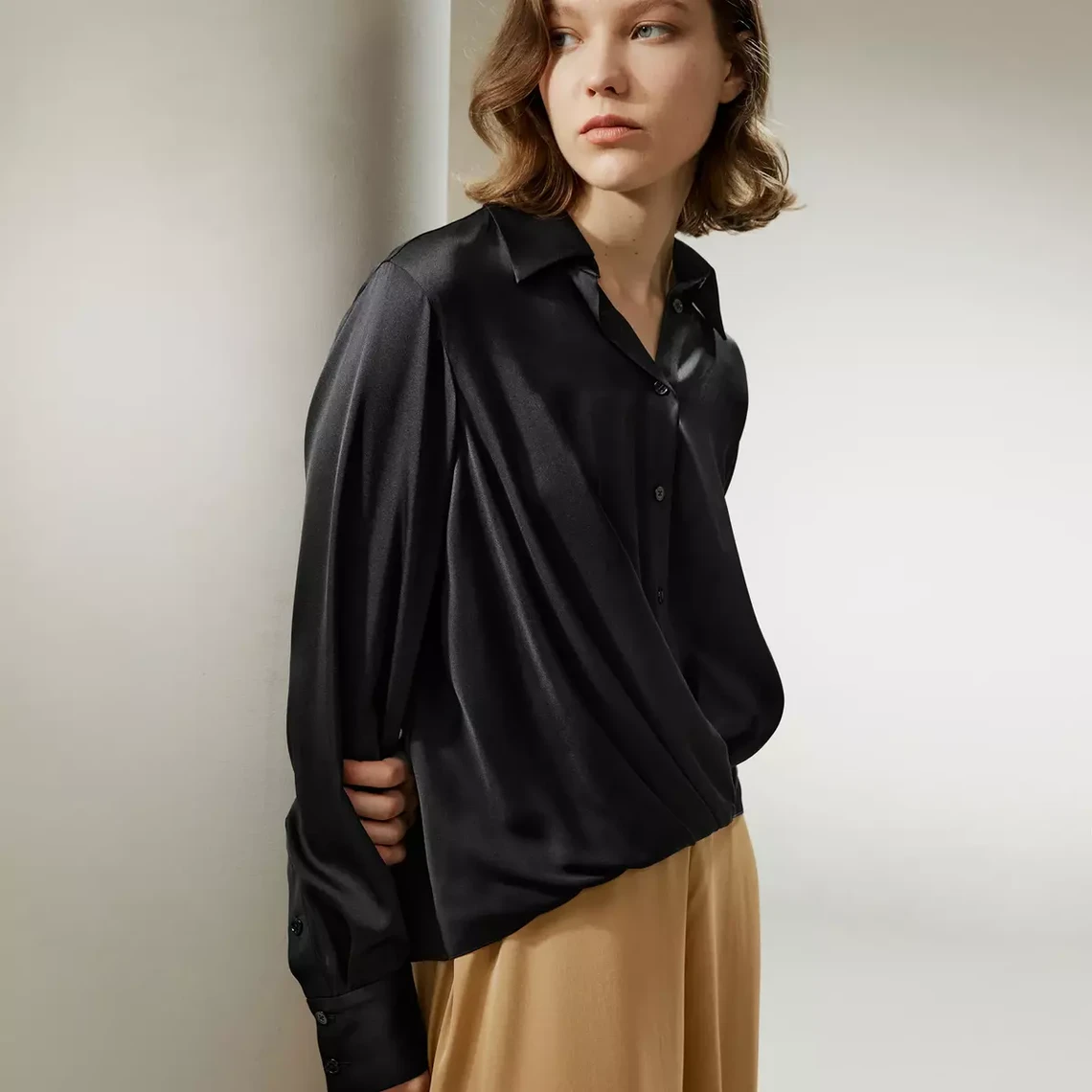 Blouse en soie plissée à ourlet  Noir | 3 Suisses