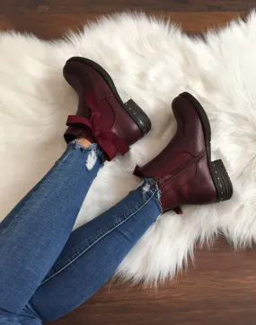 Bottines bordeaux à noeud et oeillets