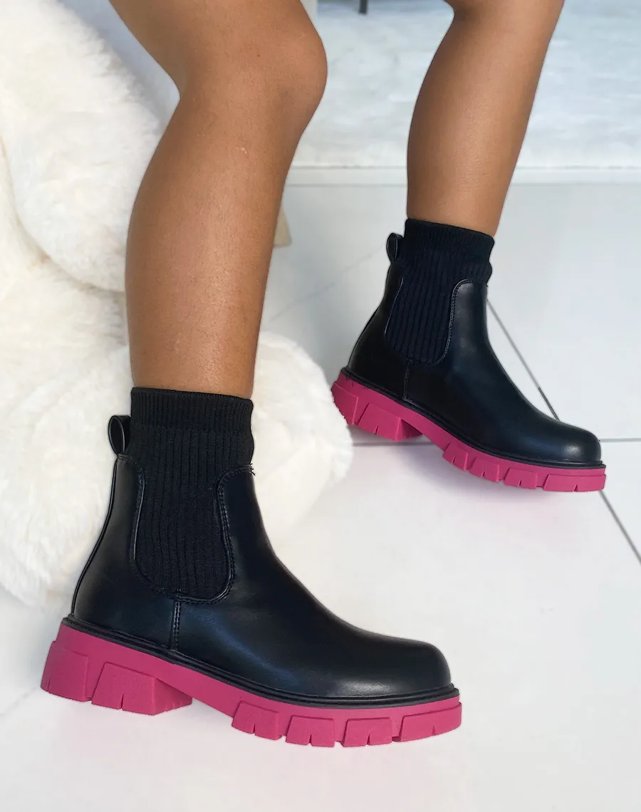 Bottines effet chaussette noires à semelle rose 