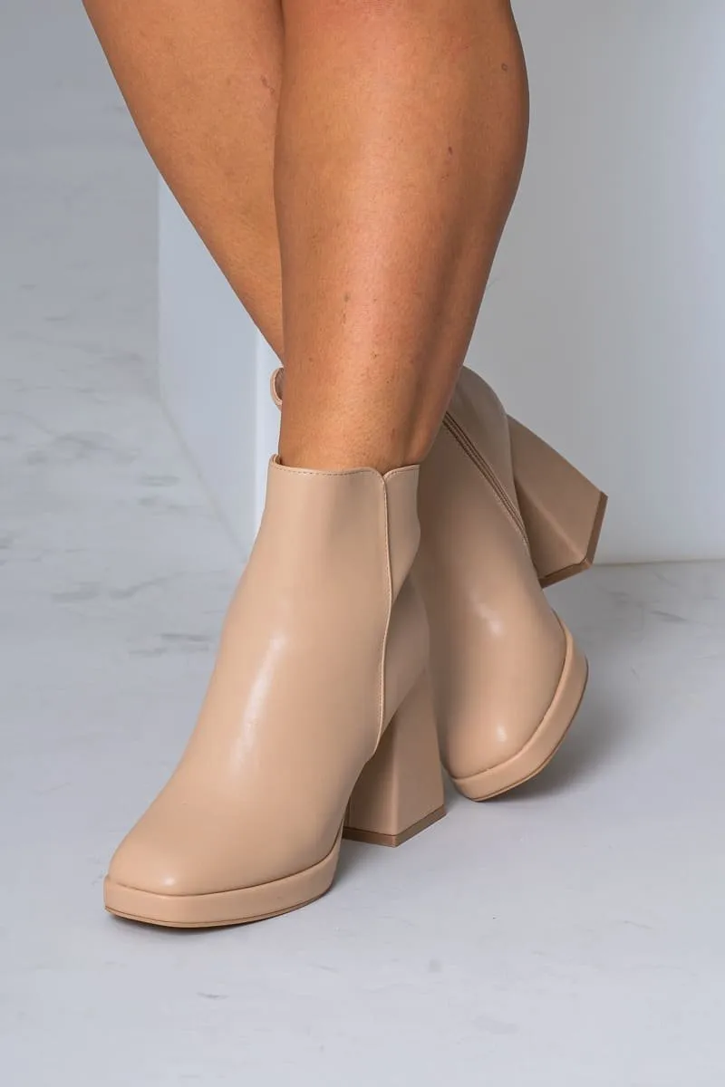 Bottines en similicuir à talons carrés beige