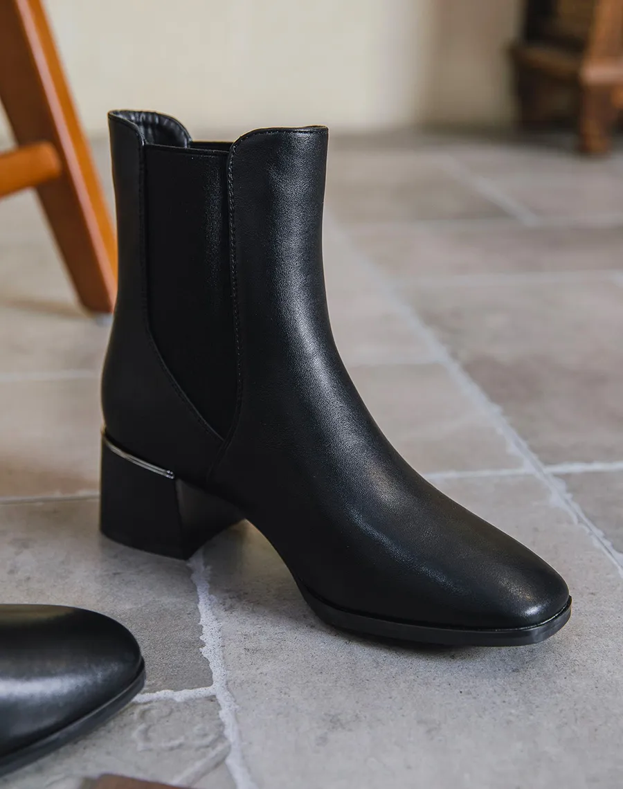 Bottines noires bout carré à talon à détail argenté