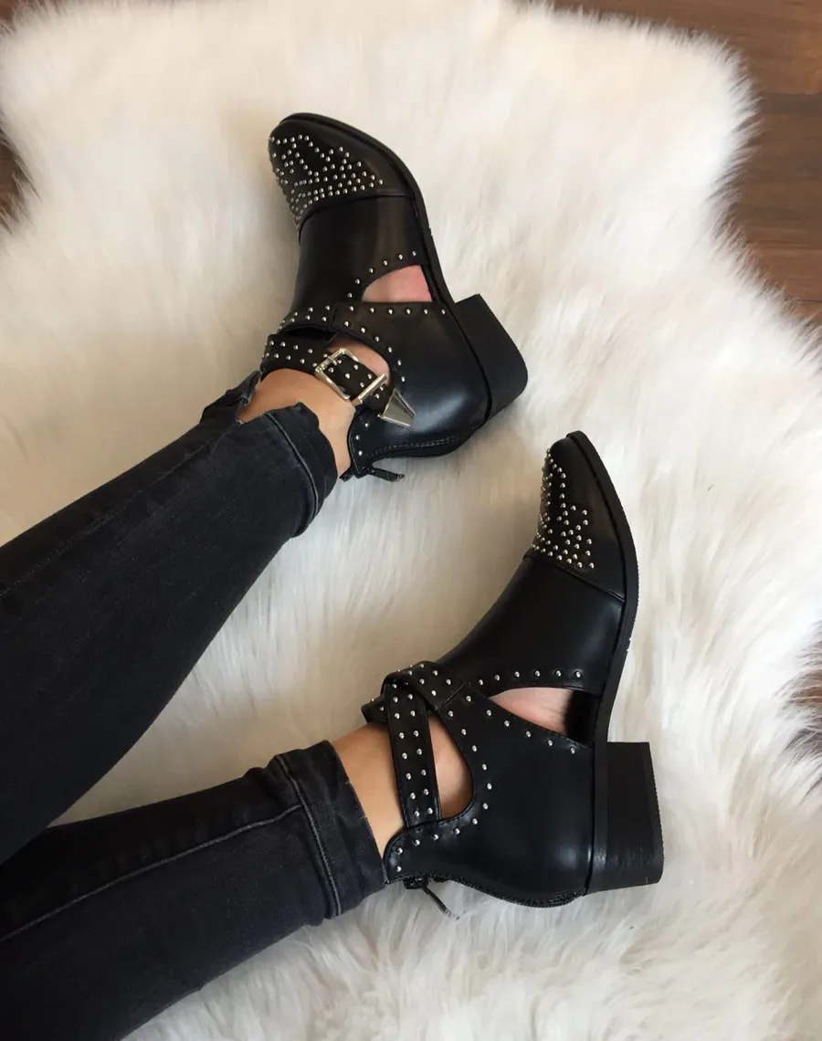 Bottines noires cloutées à boucles croisées 