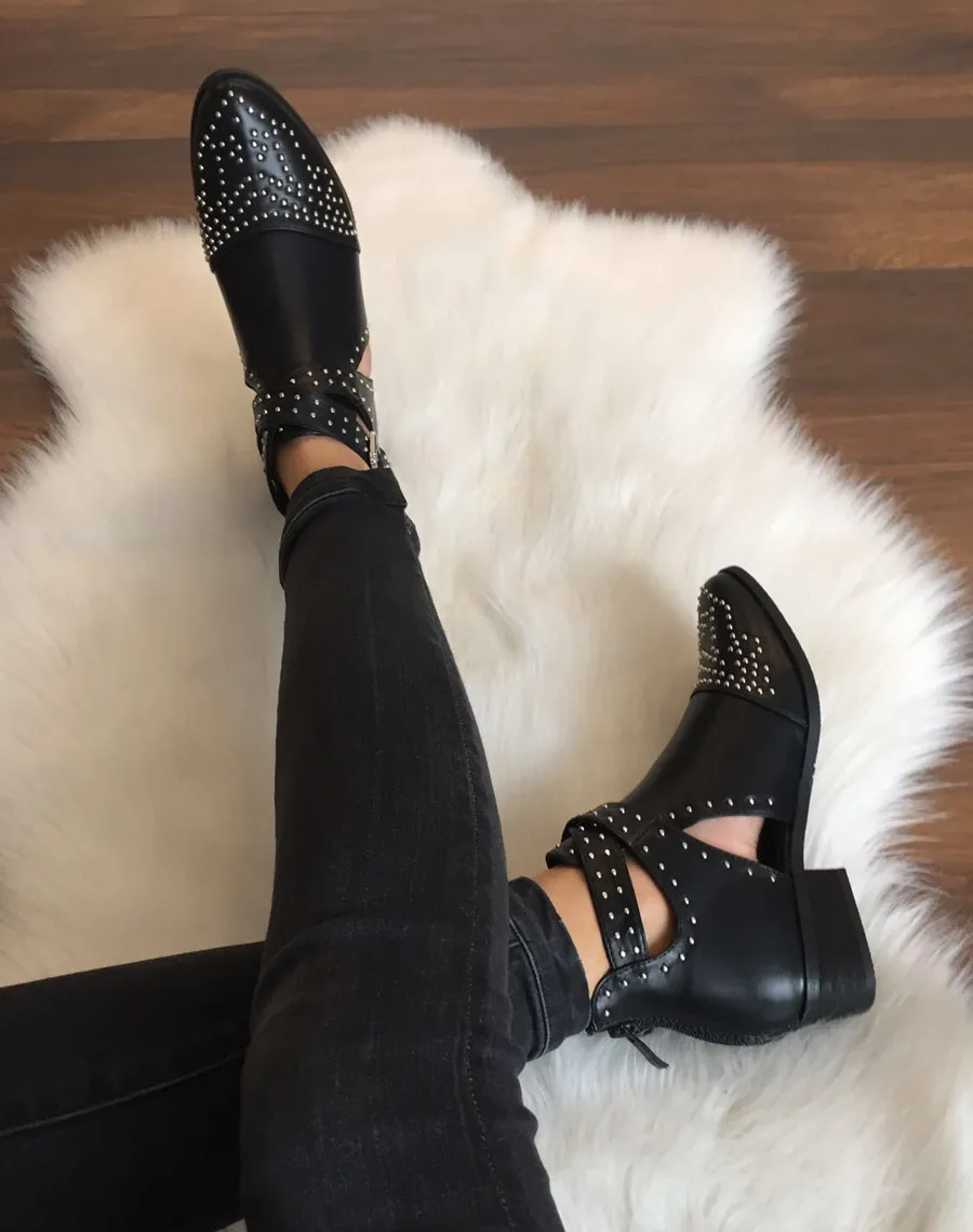 Bottines noires cloutées à boucles croisées 