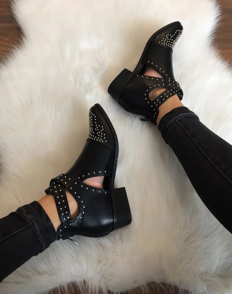 Bottines noires cloutées à boucles croisées 