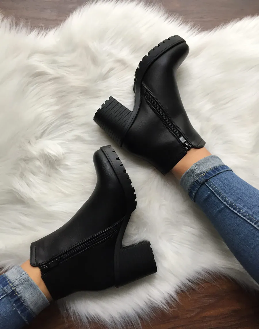 Bottines noires crantées à élastique surpiqué