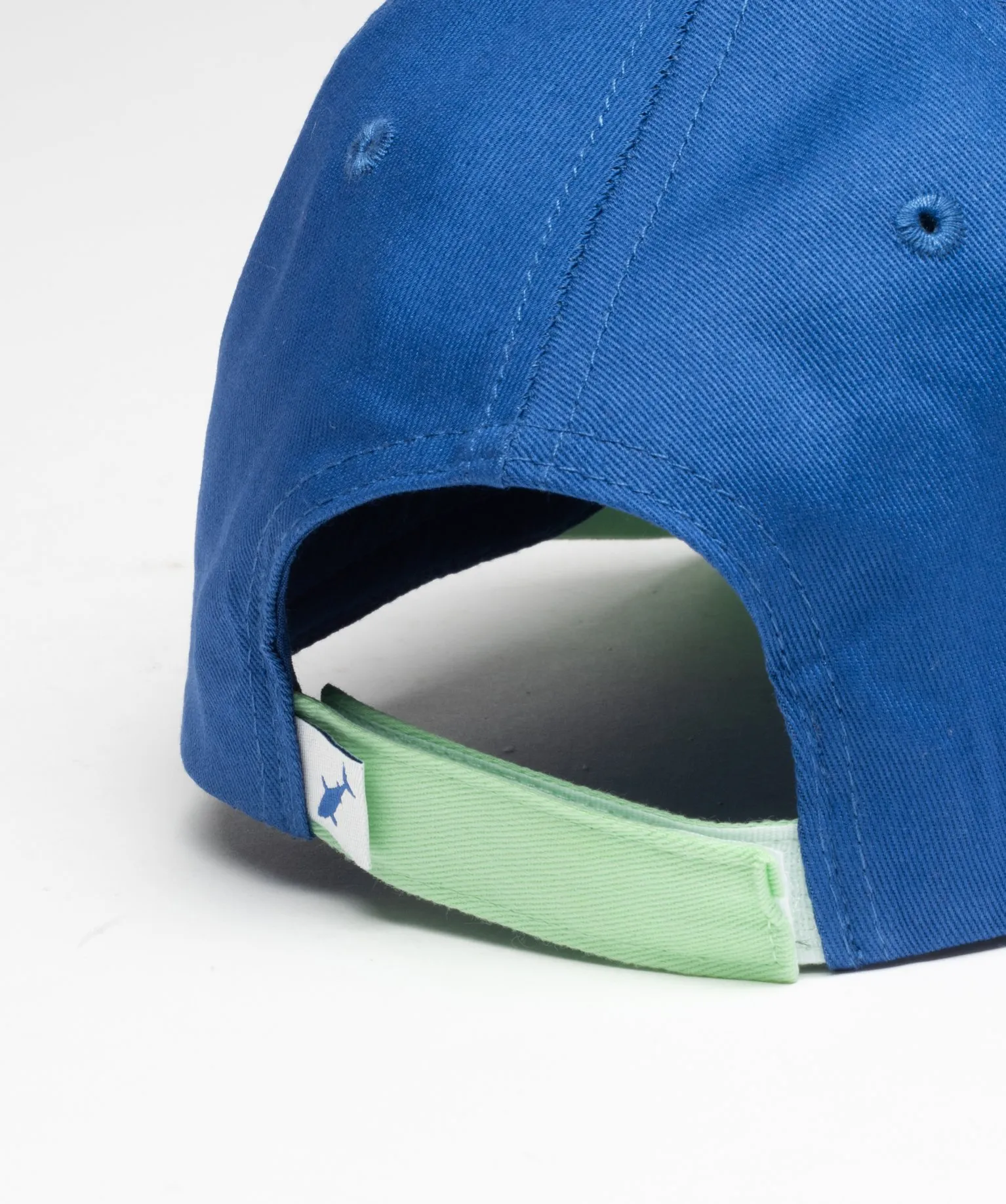 casquette en coton bicolore a fermeture ajustable bleu standard chapeaux casquettes et bonnets