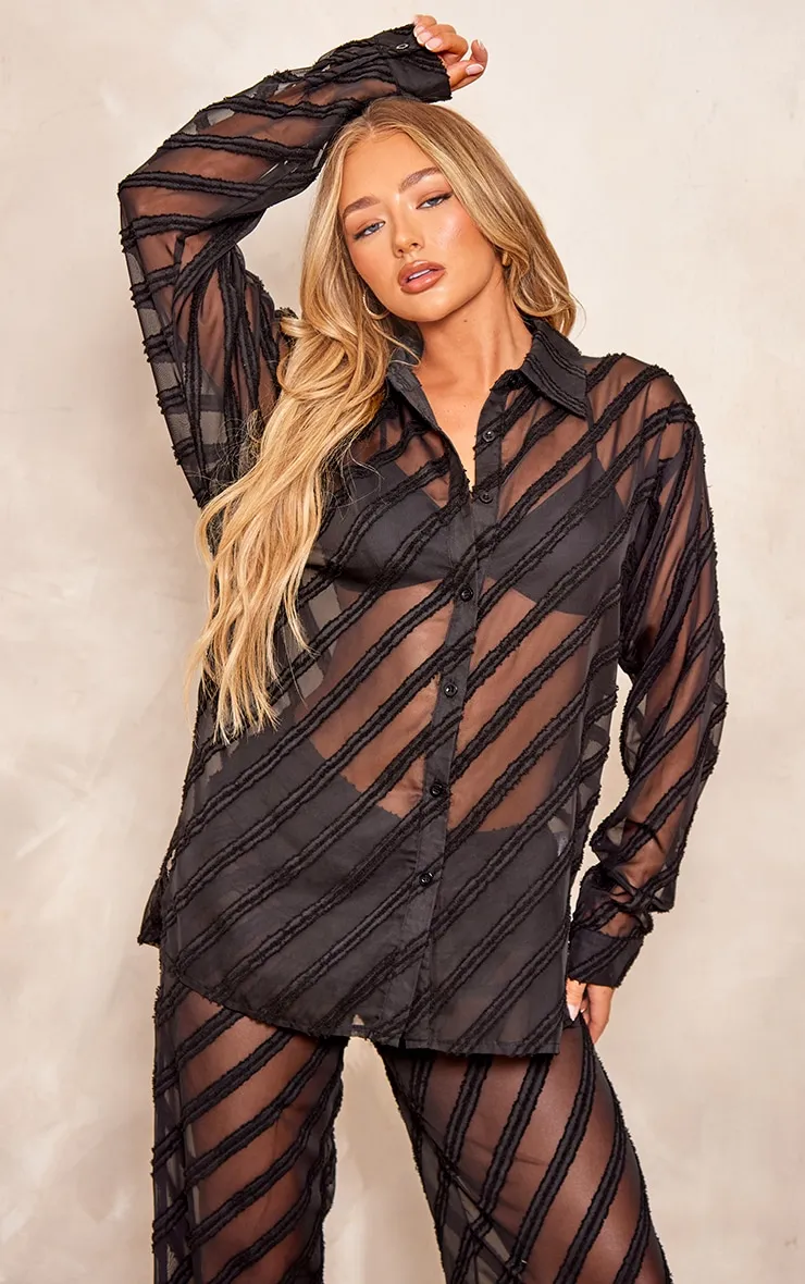 Chemise oversize noire en mousseline de soie texturée à boutons