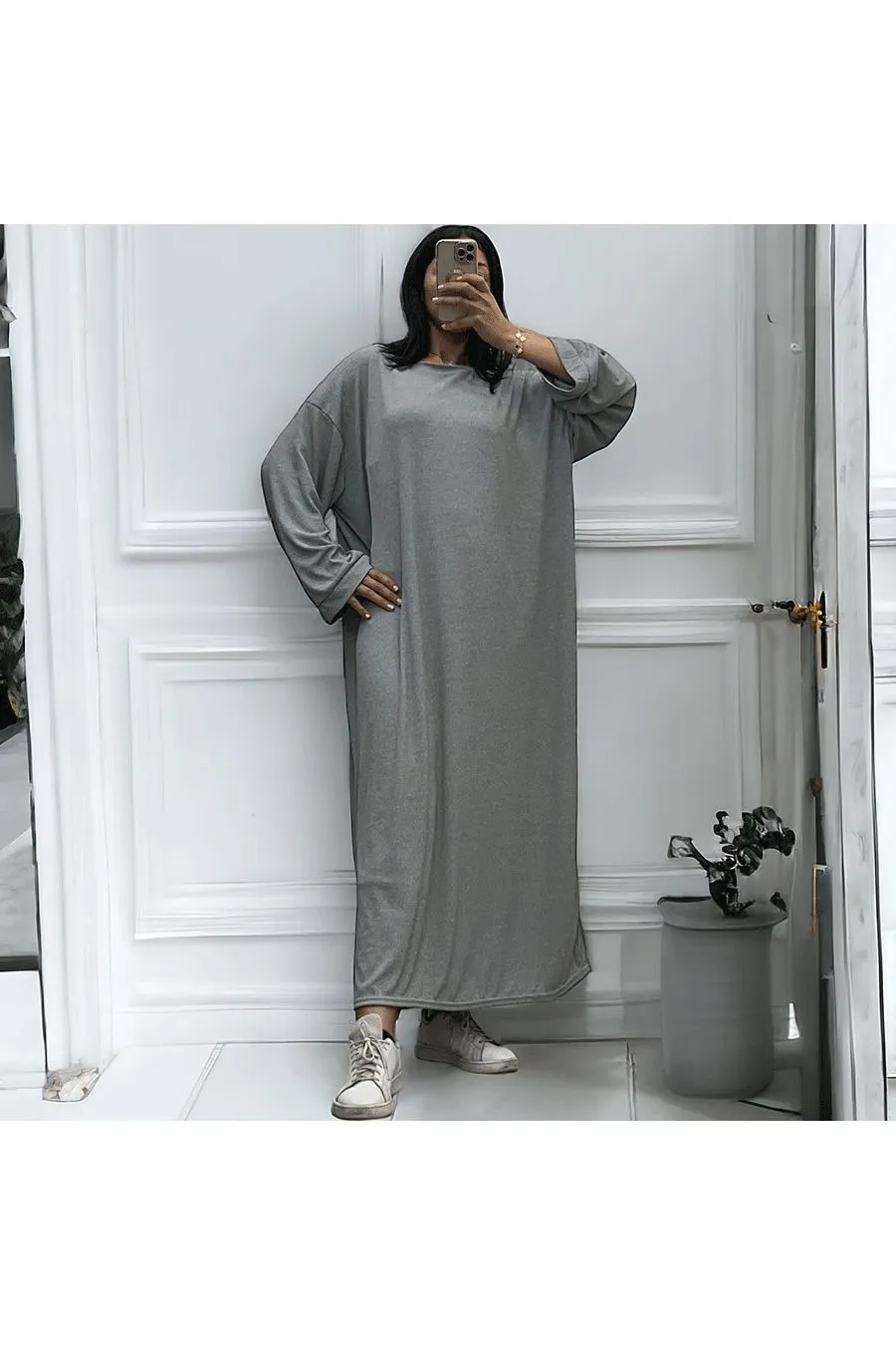 Longue robe grise collection printemps-été en maille côtelé extensible très agréable à porter