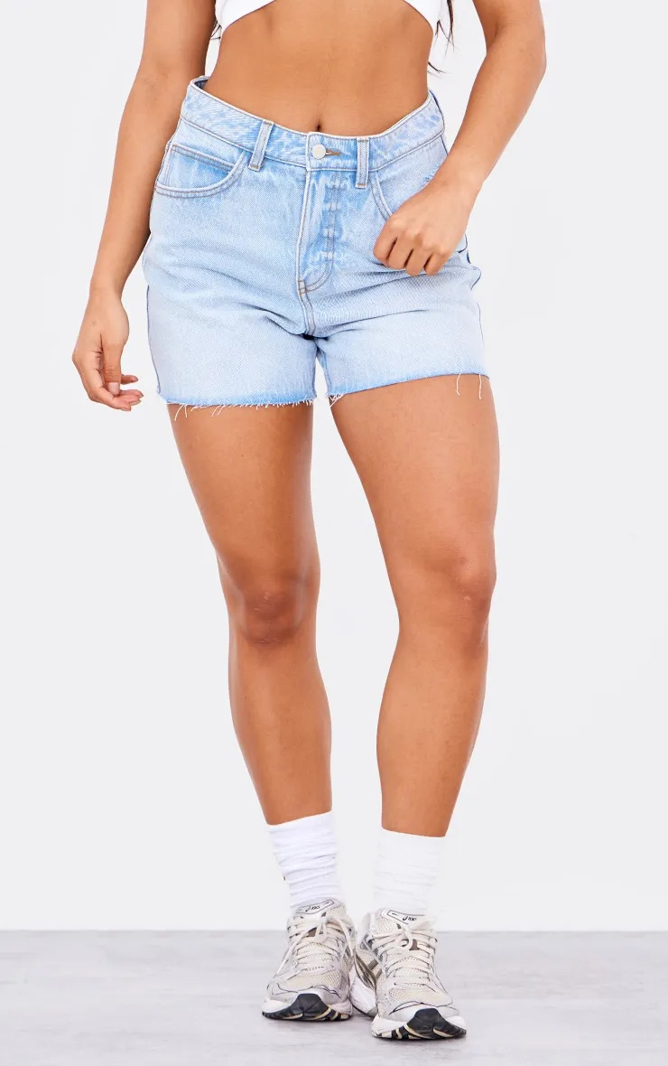 PRETTYLITTLETHING Short boyfriend en jean bleu clair à ourlet élimé