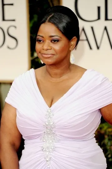 Robe fourreau Octavia Spencer col V ornée des strass à mancheron