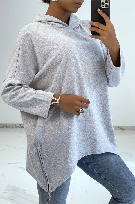 Sweat gris à capuche style asymétrique et loose avec fermeture sur le côté