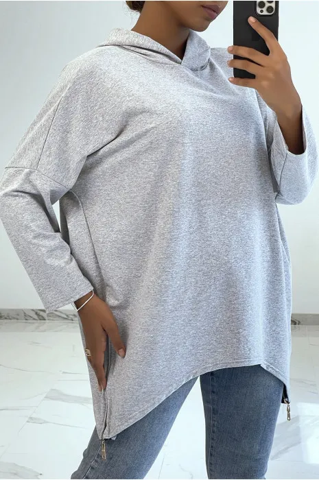 Sweat gris à capuche style asymétrique et loose avec fermeture sur le côté