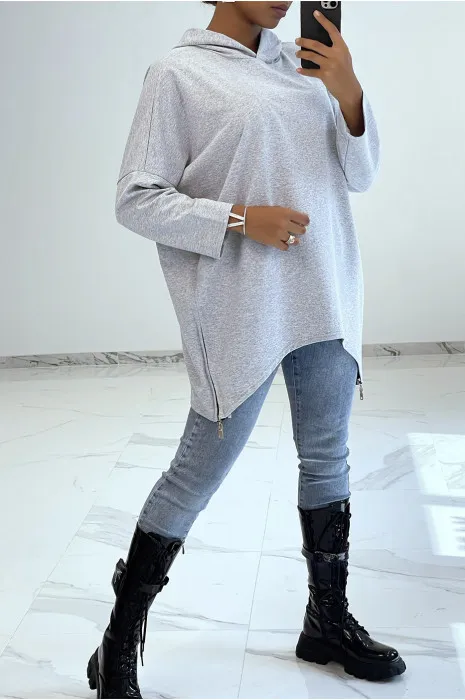 Sweat gris à capuche style asymétrique et loose avec fermeture sur le côté