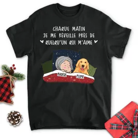 T-shirt Unisex Personnalisé - Se Réveiller Près De Quelqu‘Un Qui S’aime Chaque Matin (Version De Chien)