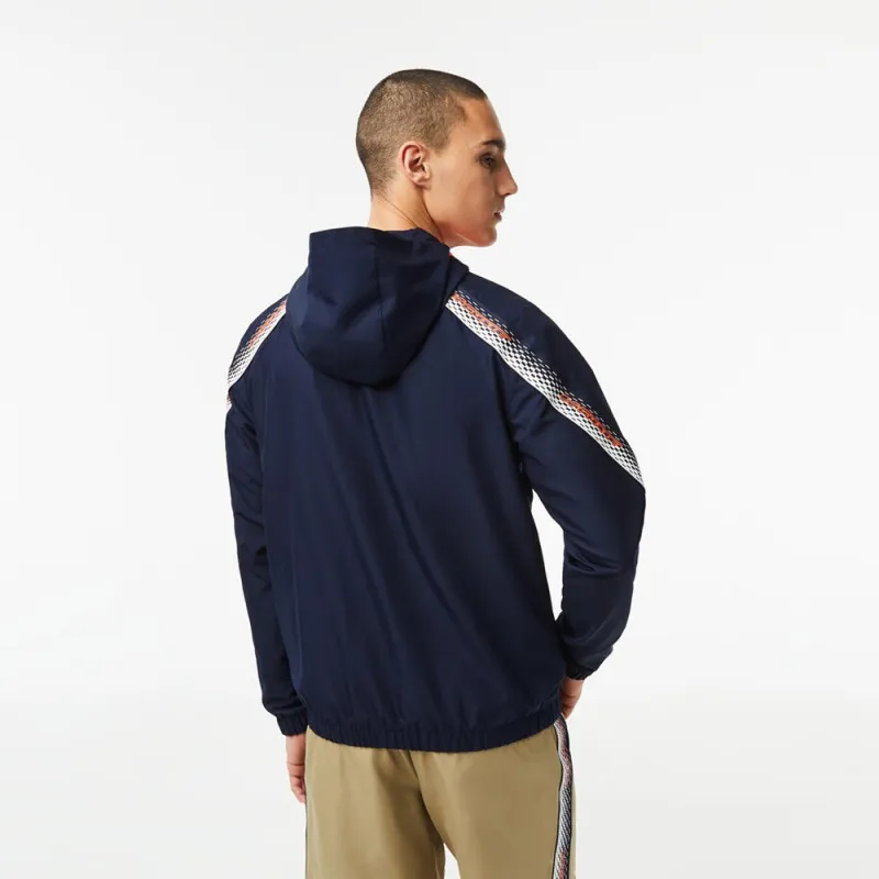 VESTE À CAPUCHE HOMME LACOSTE TENNIS EN POLYESTER RECYCLÉ BLEUE MARINE ET ORANGE