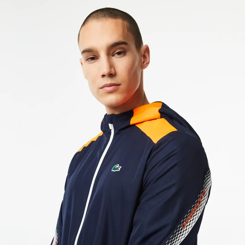 VESTE À CAPUCHE HOMME LACOSTE TENNIS EN POLYESTER RECYCLÉ BLEUE MARINE ET ORANGE